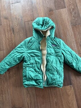 Patagonia Kids Green Hooded Puffer Jacket with Cream Sherpa Lining. Perfect